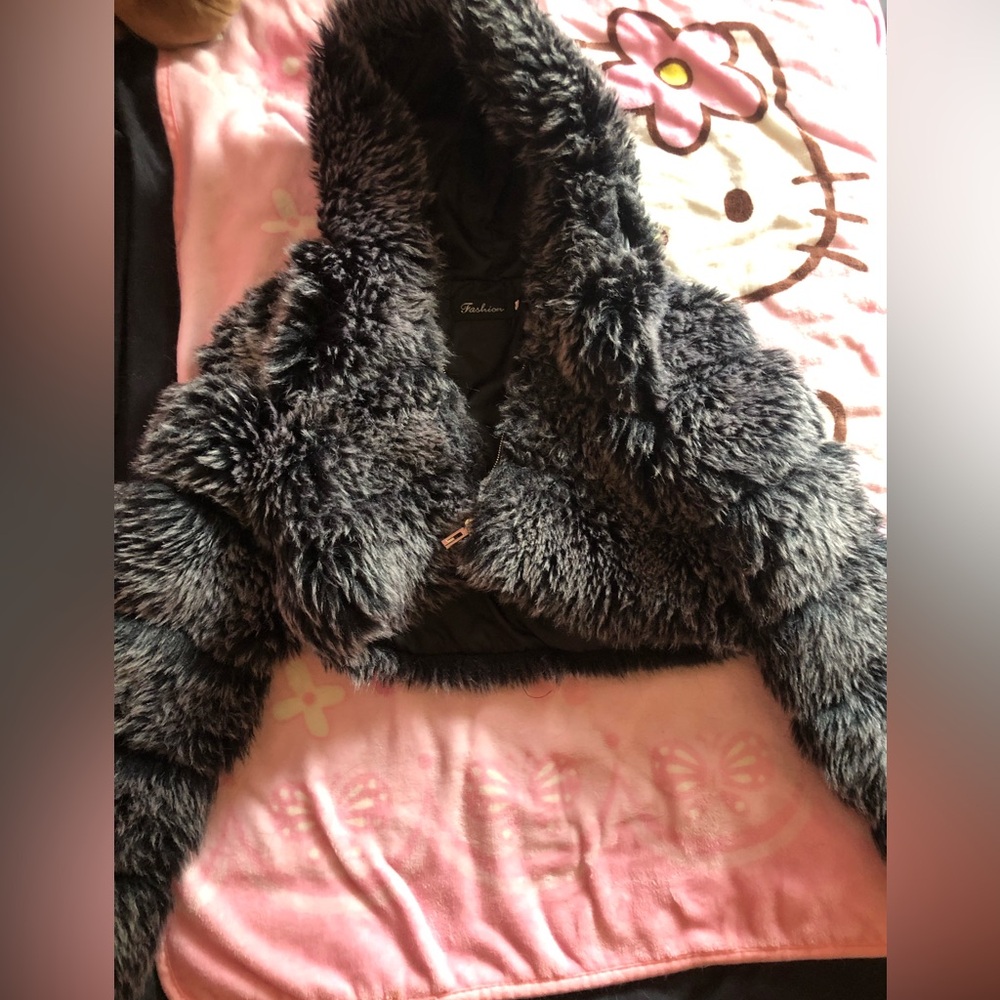 Women’s Faux Fur Cropped Jacket. 
Preowned and in good condition.